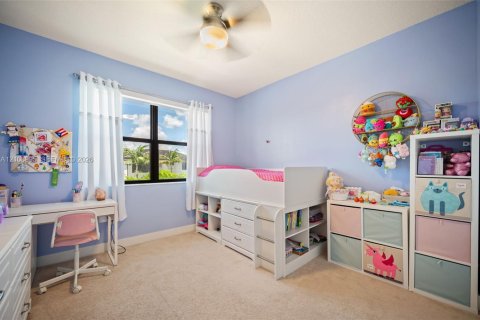 House in Miami Lakes, Florida 4 bedrooms, 239.87 sq.m. № 2422892 - photo 18