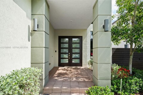 House in Miami Lakes, Florida 4 bedrooms, 239.87 sq.m. № 2422892 - photo 2