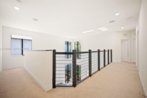 House in Miami Lakes, Florida 4 bedrooms, 239.87 sq.m. № 2422892 - photo 12