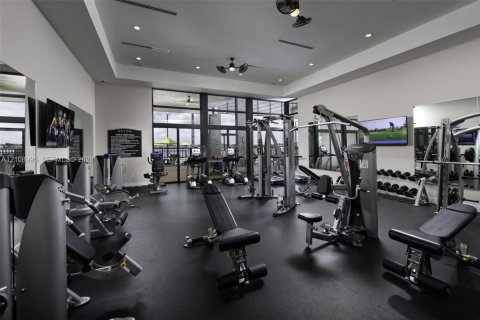 House in Miami Lakes, Florida 4 bedrooms, 239.87 sq.m. № 2422892 - photo 25