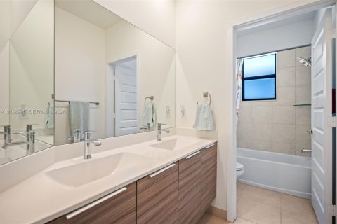 House in Miami Lakes, Florida 4 bedrooms, 239.87 sq.m. № 2422892 - photo 17