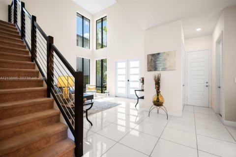 House in Miami Lakes, Florida 4 bedrooms, 239.87 sq.m. № 2422892 - photo 5