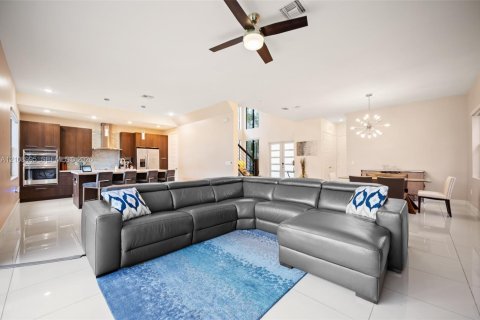 House in Miami Lakes, Florida 4 bedrooms, 239.87 sq.m. № 2422892 - photo 9