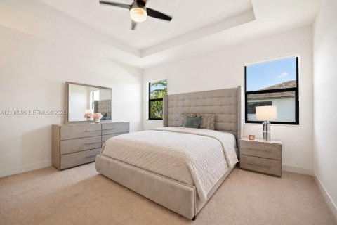 House in Miami Lakes, Florida 4 bedrooms, 239.87 sq.m. № 2422892 - photo 13