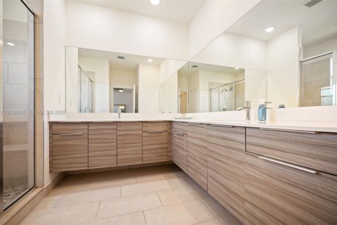 House in Miami Lakes, Florida 4 bedrooms, 239.87 sq.m. № 2422892 - photo 14