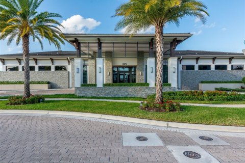 House in Miami Lakes, Florida 4 bedrooms, 239.87 sq.m. № 2422892 - photo 23