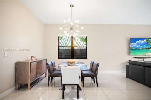 House in Miami Lakes, Florida 4 bedrooms, 239.87 sq.m. № 2422892 - photo 6