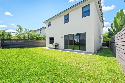 House in Miami Lakes, Florida 4 bedrooms, 239.87 sq.m. № 2422892 - photo 20