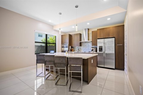 House in Miami Lakes, Florida 4 bedrooms, 239.87 sq.m. № 2422892 - photo 8