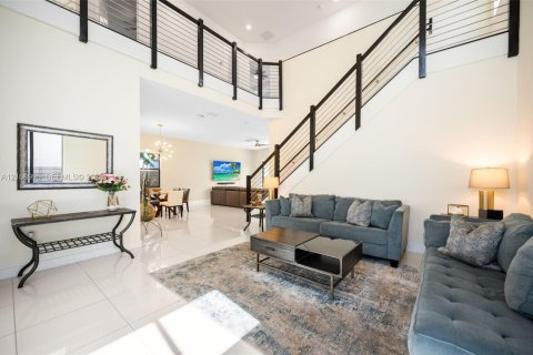 House in Miami Lakes, Florida 4 bedrooms, 239.87 sq.m. № 2422892 - photo 4