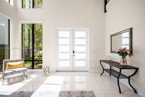 House in Miami Lakes, Florida 4 bedrooms, 239.87 sq.m. № 2422892 - photo 3