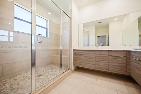 House in Miami Lakes, Florida 4 bedrooms, 239.87 sq.m. № 2422892 - photo 15