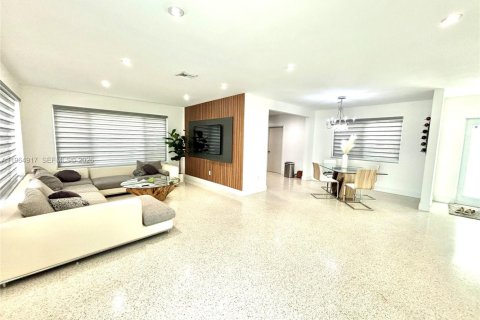 Casa en alquiler en North Miami, Florida, 3 dormitorios, 137.68 m2 № 2026331 - foto 4