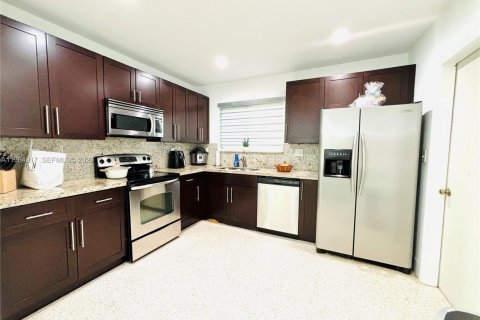 Casa en alquiler en North Miami, Florida, 3 dormitorios, 137.68 m2 № 2026331 - foto 8