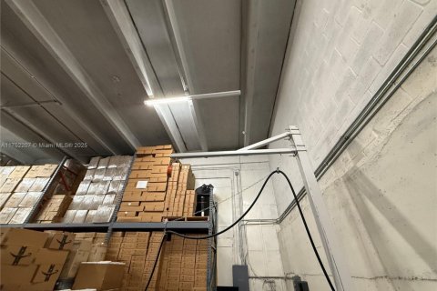 Commercial property in Doral, Florida № 1958543 - photo 10