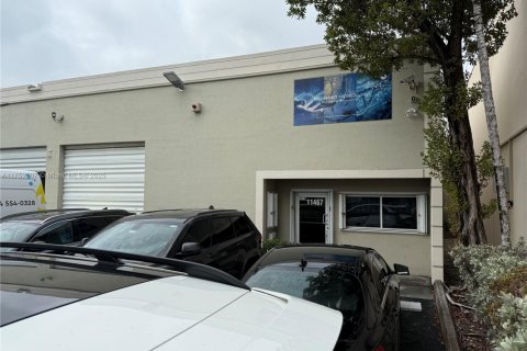 Commercial property in Doral, Florida № 1958543 - photo 13