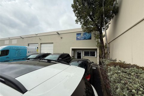 Commercial property in Doral, Florida № 1958543 - photo 14