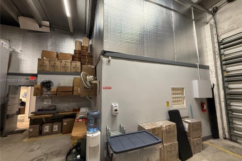 Commercial property in Doral, Florida № 1958543 - photo 12