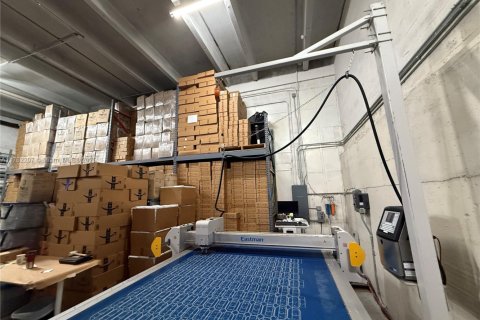 Commercial property in Doral, Florida № 1958543 - photo 9