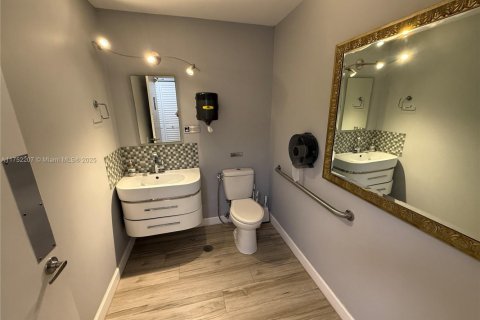 Commercial property in Doral, Florida № 1958543 - photo 5