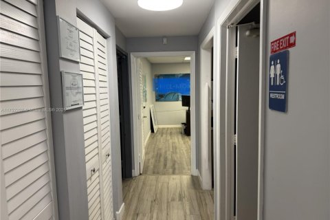 Commercial property in Doral, Florida № 1958543 - photo 2