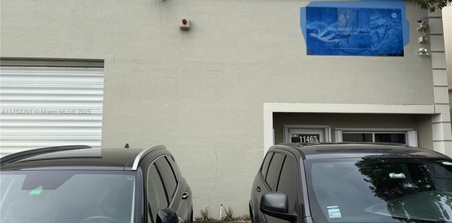 Commercial property in Doral, Florida № 1958543