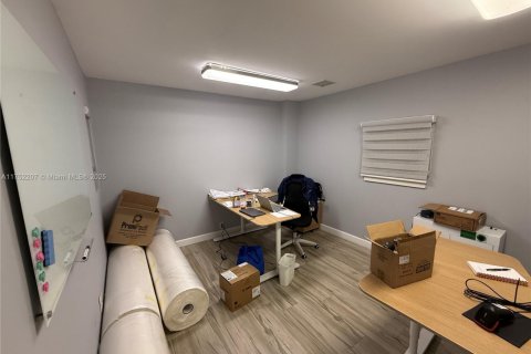 Commercial property in Doral, Florida № 1958543 - photo 3