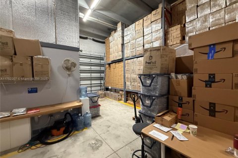 Commercial property in Doral, Florida № 1958543 - photo 8