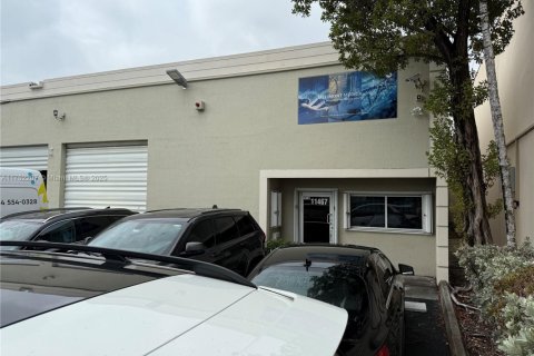 Commercial property in Doral, Florida № 1958543 - photo 15