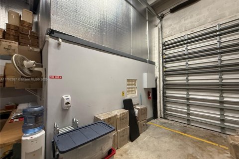 Commercial property in Doral, Florida № 1958543 - photo 11