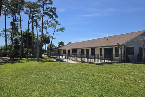 House in Lake Worth, Florida 4 bedrooms, 163.69 sq.m. № 1177395 - photo 1