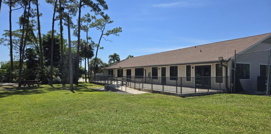 House in Lake Worth, Florida 4 bedrooms, 163.69 sq.m. № 1177395