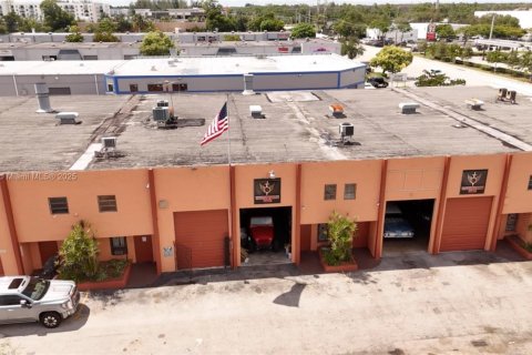 Propiedad comercial en venta en Miami, Florida № 1924616 - foto 1