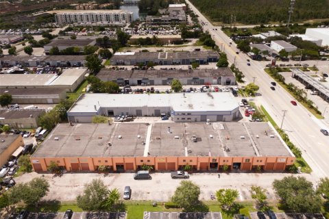 Propiedad comercial en venta en Miami, Florida № 1924616 - foto 6