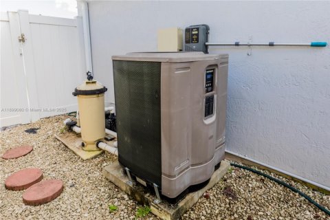 House in Weston, Florida 4 bedrooms, 171.4 sq.m. № 1951923 - photo 22