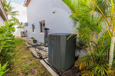 House in Weston, Florida 4 bedrooms, 171.4 sq.m. № 1951923 - photo 23