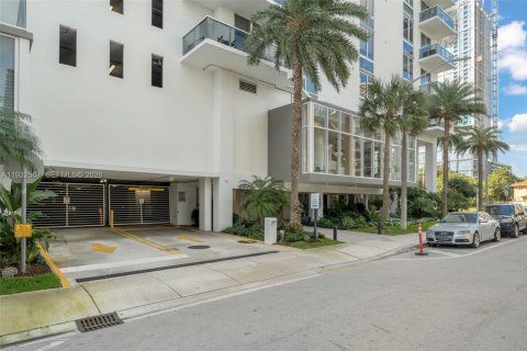 Condominio en alquiler en Miami, Florida, 3 dormitorios, 143.72 m2 № 1990991 - foto 4
