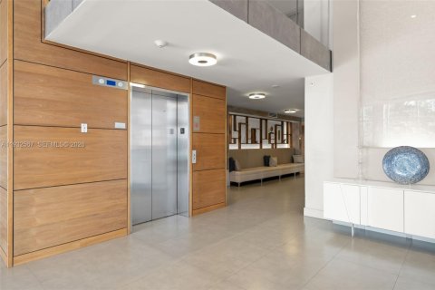 Condominio en alquiler en Miami, Florida, 3 dormitorios, 143.72 m2 № 1990991 - foto 8