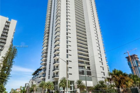 Снять в аренду кондоминиум в Майами, Флорида 3 спальни, 143.72м2, № 1990991 - фото 2