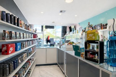 Propiedad comercial en venta en Miami, Florida № 2031704 - foto 5