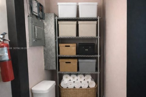 Propiedad comercial en venta en Miami, Florida № 2031704 - foto 8