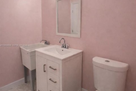 Propiedad comercial en venta en Miami, Florida № 2031704 - foto 7