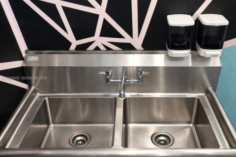 Propiedad comercial en venta en Miami, Florida № 2031704 - foto 9