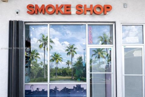 Propiedad comercial en venta en Miami, Florida № 2031704 - foto 1