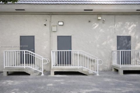 Propiedad comercial en venta en Miami, Florida № 2031704 - foto 10