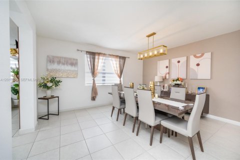 Villa ou maison à vendre à Miami, Floride: 4 chambres, 240.71 m2 № 2084828 - photo 7