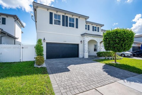 Villa ou maison à vendre à Miami, Floride: 4 chambres, 240.71 m2 № 2084828 - photo 2