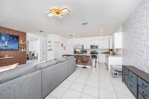 Villa ou maison à vendre à Miami, Floride: 4 chambres, 240.71 m2 № 2084828 - photo 8