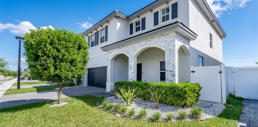 Villa ou maison à Miami, Floride 4 chambres, 240.71 m2 № 2084828