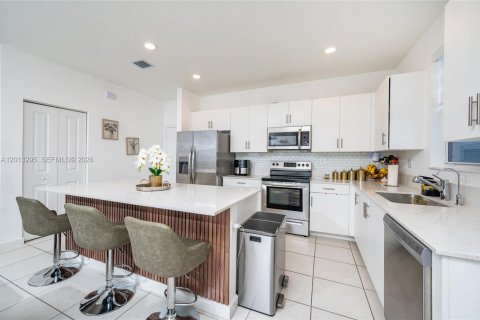 Villa ou maison à vendre à Miami, Floride: 4 chambres, 240.71 m2 № 2084828 - photo 9